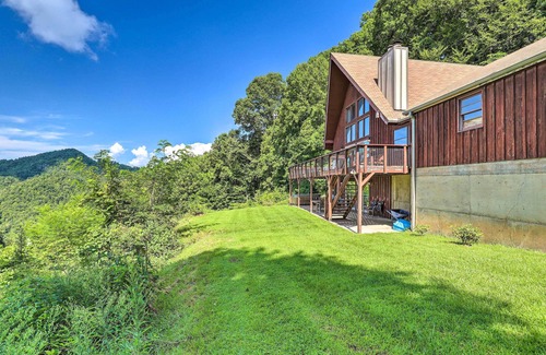 Burnsville Cottage | Stunning Views: Mountaintop Cabin in Burnsville!