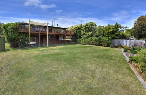 Coles Bay House | Stunning views of the Hazards. Fireplace. Free wifi. Outdoor dining. In town