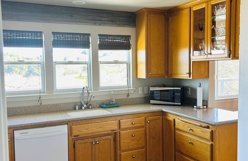 Templeton Cottage | Stunning views of wine country - charming 2-bedroom cottage in Templeton.