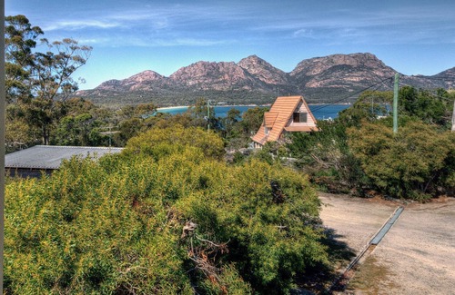 Coles Bay House | Stunning views, set on the edge of the Freycinet National Park. Fireplace & wifi