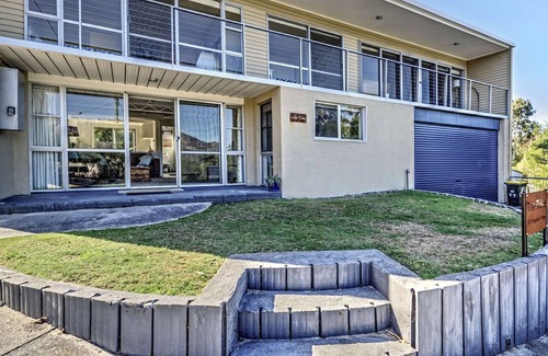 Coles Bay House | Stunning views, set on the edge of the Freycinet National Park. Fireplace & wifi