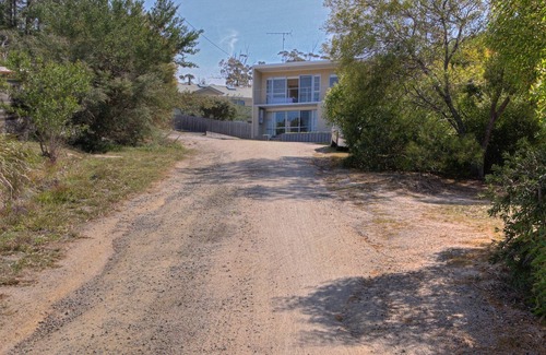 Coles Bay House | Stunning views, set on the edge of the Freycinet National Park. Fireplace & wifi