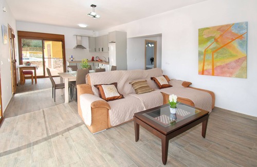 Benamocarra Villa | STUNNING VILLA 8P-AIRCO-15 KM FROM BEACH-POOL-SUMMERKITCHEN-VIEWS-PETS-PRIVACY