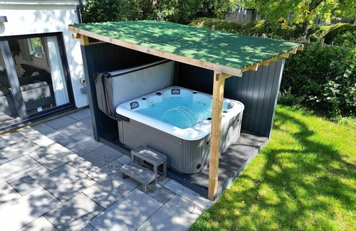 Liverton House | Stunning villa for 6 people with hot tub, pool, WIFI