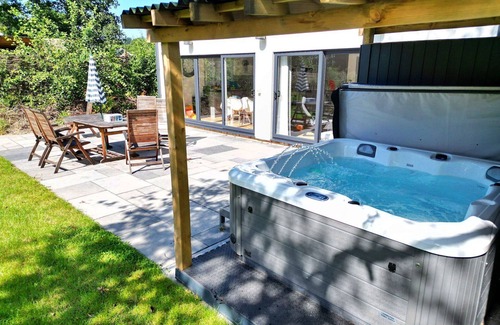 Liverton House | Stunning villa for 6 people with hot tub, pool, WIFI