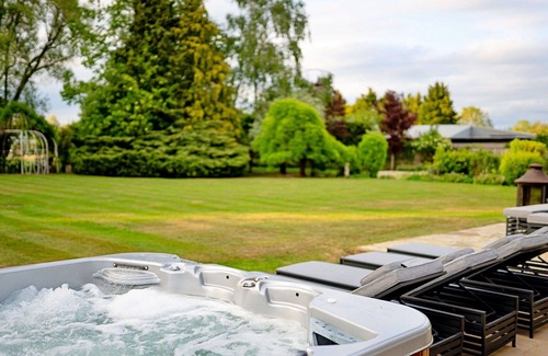 Tring House | Stunning villa for 16 people with WIFI, hot tub and pets allowed