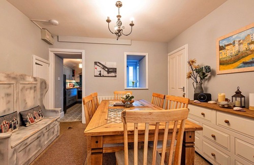 Trefor House | Stunning villa for 6 guests with WIFI, terrace and pets allowed