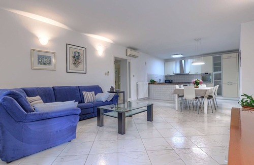 Topid House | Stunning villa for 6 people with WIFI, A/C, private pool, TV and terrace