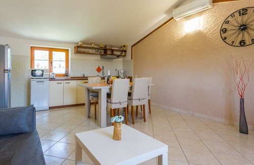 Vinez House | Stunning villa for 8 people with WIFI, private pool, A/C, TV and terrace