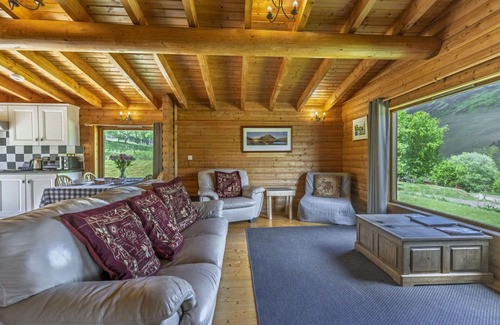 Spittal of Glenshee House | Stunning villa for 4 guests with WIFI, hot tub