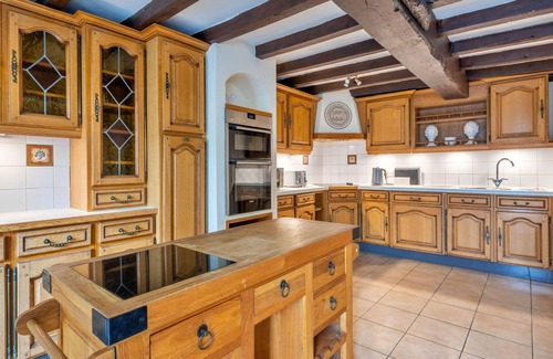 Bridgnorth House | Stunning villa for 8 guests with hot tub, WIFI, terrace and pets allowed