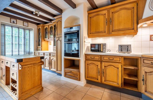 Bridgnorth House | Stunning villa for 8 guests with hot tub, WIFI, terrace and pets allowed