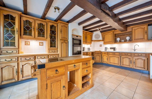 Bridgnorth House | Stunning villa for 8 guests with hot tub, WIFI, terrace and pets allowed