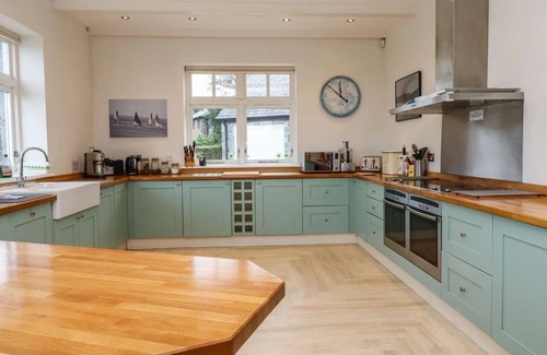 Helford House | Stunning Waterfront Escape 4 Bedrooms, 4 Bathrooms, Piano and Games Room!