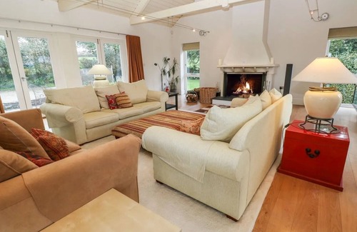 Helford House | Stunning Waterfront Escape 4 Bedrooms, 4 Bathrooms, Piano and Games Room!