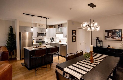 Blackcomb Villa | Stunning Whistler Upper Village 3BR: Sleeps 5, Patio+ BBQ,Free Parking & Near Lakes!