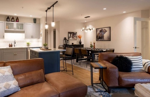 Blackcomb Villa | Stunning Whistler Upper Village 3BR: Sleeps 5, Patio+ BBQ,Free Parking & Near Lakes!