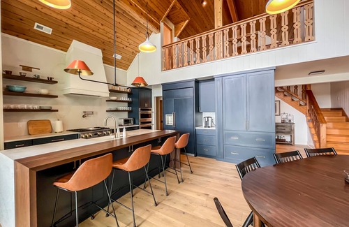 Oakland House | Stunningly Beautiful Lakefront at this Newly Renovated Home!