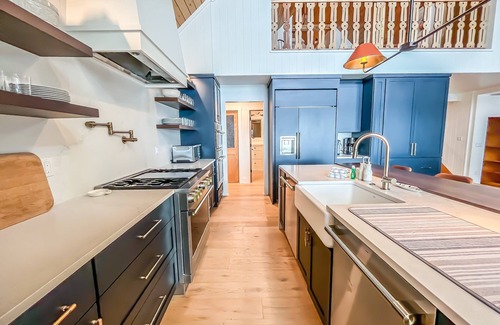 Oakland House | Stunningly Beautiful Lakefront at this Newly Renovated Home!