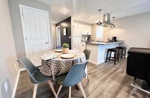 Renton Apartment | Style and location. Full Kitchen/Laundry. Parking.nn