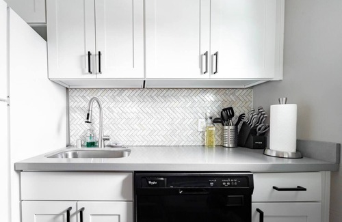 Renton Apartment | Style and location. Full Kitchen/Laundry. Parking.nn