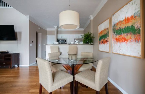 Dublin House | Stylish 1-bedroom Townhome with Washer-Dryer/Parking/30-day+ /Gym/Pool