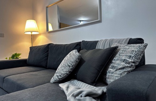 Birmingham City Centre Apartment | Stylish 1-BR Apartment: Perfect for 4