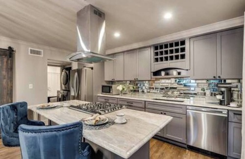 Peak's Suburban Addition Condo | Stylish 1BR furnished condo in Central Dallas featuring a high-end kitchen, king bed, 65” smart TV, and access to an award-winning courtyard retreat.