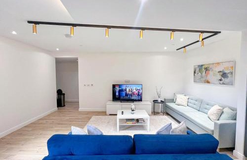 Bunhill Apartment | Stylish 2-Bed Flat with Private Balcony & Lift near Farringdon, Clerkenwell, Shoreditch, Hoxton