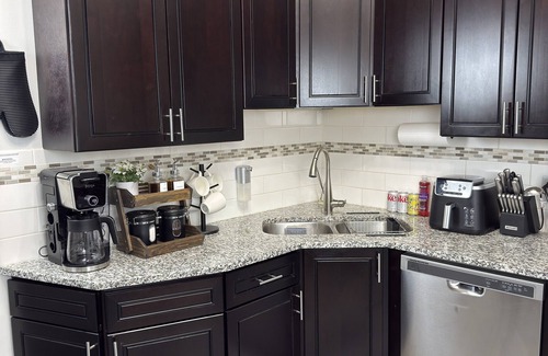 Hermosa Apartment | Stylish 2 Bedroom Aparment with Games and Free Parking