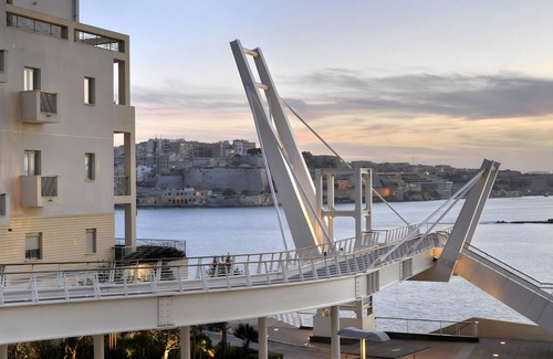 Tower Road Apartment | Stylish 2 Bedroom Apartment in an Amazing Location