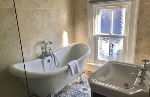 Glasnevin House | Stylish 2 Bedroom Cottage Near Botanical Gardens