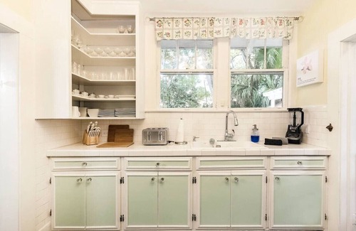 Historic District Apartment | Stylish 2-bedroom cottage in delightful Ocala just 3 minutes from downtown