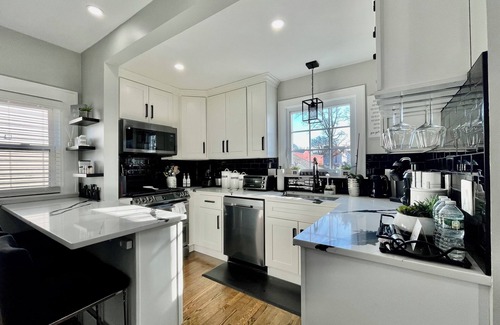 Brockton House | Stylish 2 Bedroom Home with Modern Features and Amenities—WIFI and Central Air