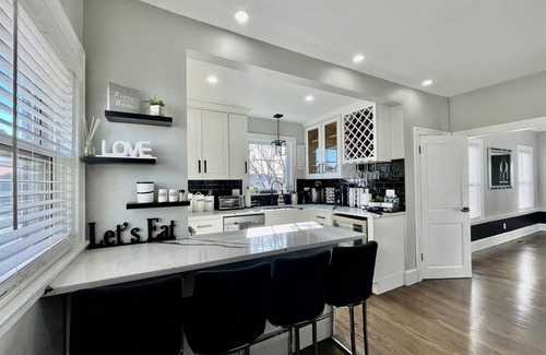 Brockton House | Stylish 2 Bedroom Home with Modern Features and Amenities—WIFI and Central Air