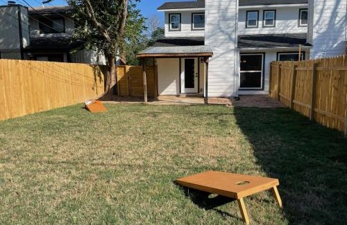 Tanglewood Forest House | Stylish 2 suite condo minutes to food, music, fun