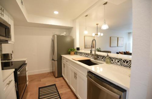 Tanglewood Forest House | Stylish 2 suite condo minutes to food, music, fun