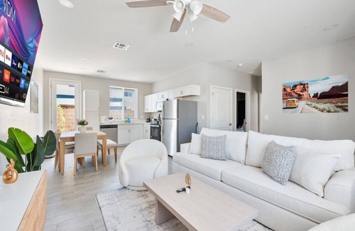 Glendale Apartment | Stylish 2B2B Escape + Pool Covered Parking
