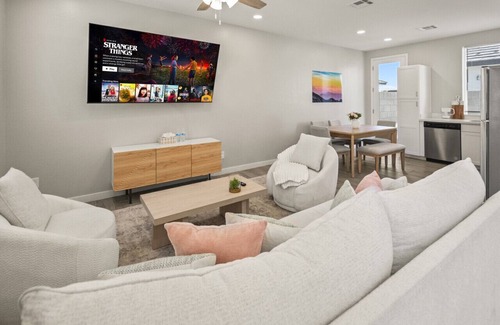 Glendale Apartment | Stylish 2B2B Escape + Pool Covered Parking