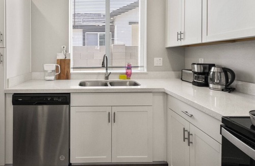 Glendale Apartment | Stylish 2B2B Escape + Pool Covered Parking