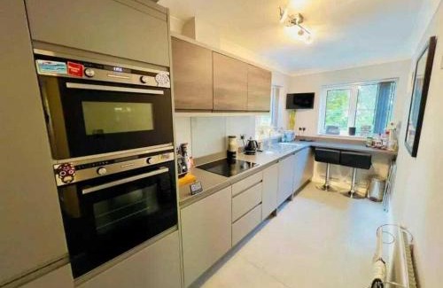 Copers Cope Apartment | Stylish 2BD Flat with Parking Beckenham