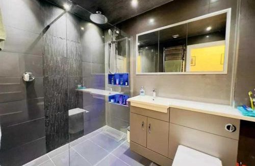 Copers Cope Apartment | Stylish 2BD Flat with Parking Beckenham