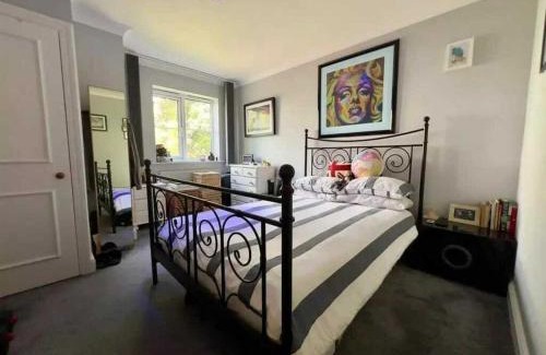 Copers Cope Apartment | Stylish 2BD Flat with Parking Beckenham