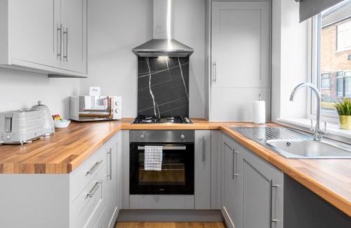 Stourbridge Apartment | Stylish 2beds - Netflix -Parking 1DS