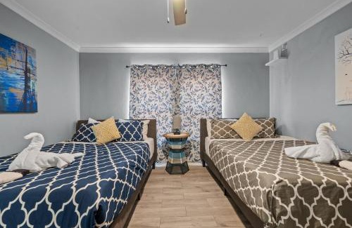 Neartown Apartment | Stylish 2BR Saltwater Pool