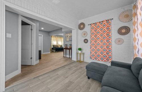 Neartown Apartment | Stylish 2BR Saltwater Pool