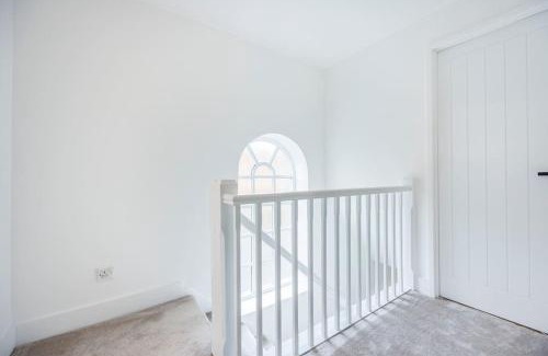 Newham House | Stylish 3-Bed East London Home Contractors Parking Sleeps 5 Near ExCeL London