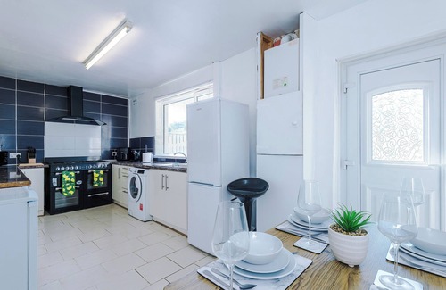 Bradford House | Stylish 3-bed house, Sleeps 5, Free parking,Private garden.