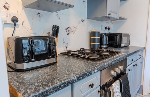 Gillingham House | Stylish 3 Bed House - Sleeps 6, Pool Table, Near Station, Contractor Friendly