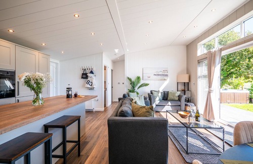 Totnes Cabin | Stylish 3-Bed Lodge with Golf & Spa Access